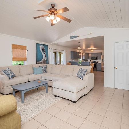 Off The Clock Oak Island Exterior foto