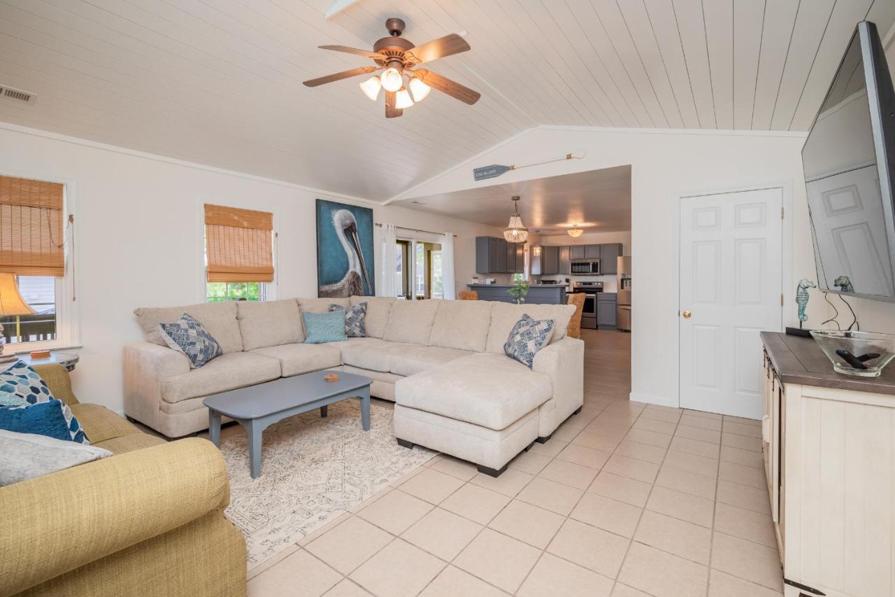 Off The Clock Oak Island Exterior foto