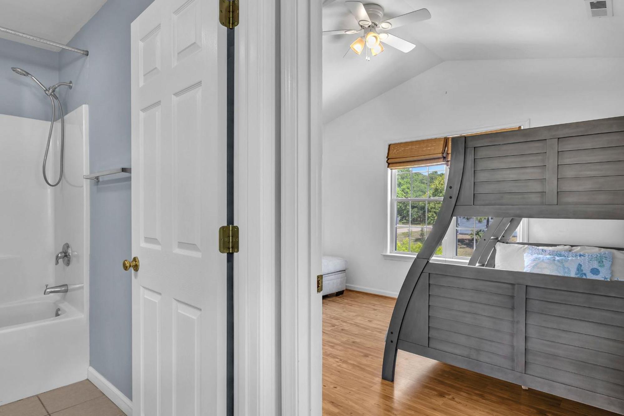 Off The Clock Oak Island Exterior foto